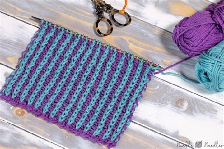 Can you double knit with 3 colors?