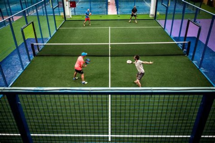 Can you play padel on a tennis court?