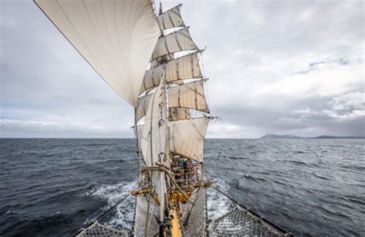 Do ships still sail around Cape Horn?
