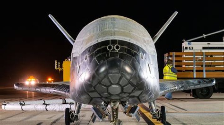 Does the Space Shuttle use engines when landing?