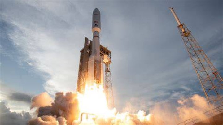 How do water rockets launch?