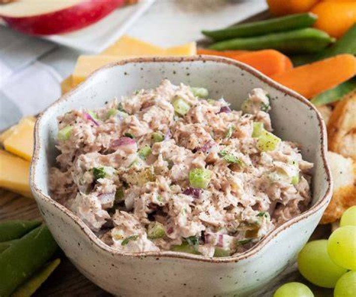 How many calories are in a Donatos salad?