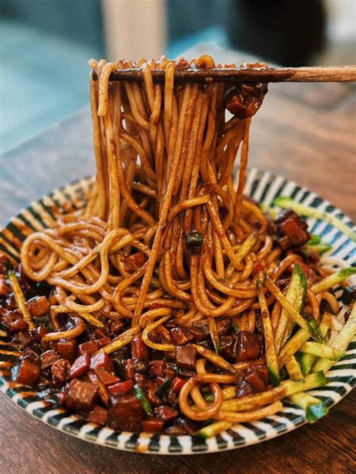 How much calories is black bean noodles?