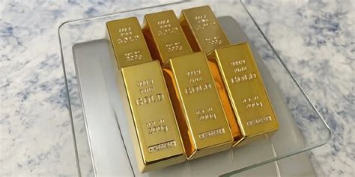 How much does a gold box cost in Tanki Online?