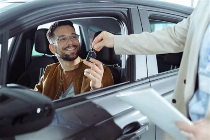 How much does a luxury car salesman make per car?