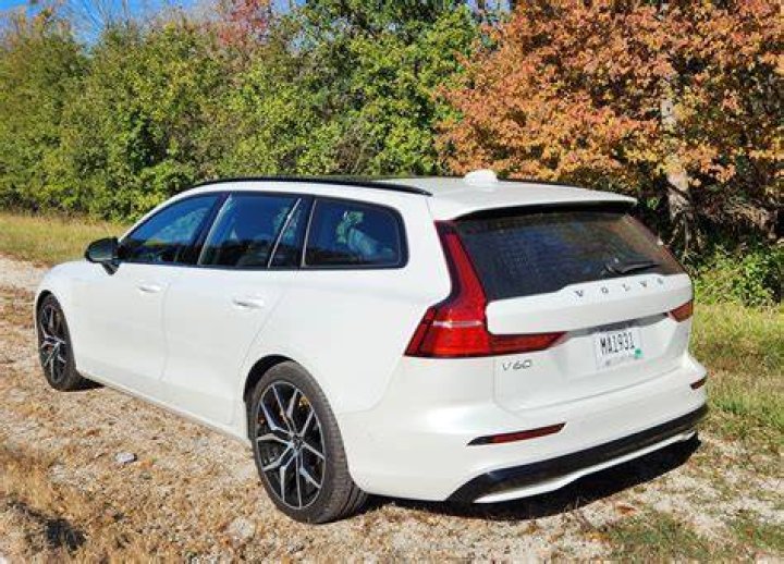How much is it to lease a Volvo V60?