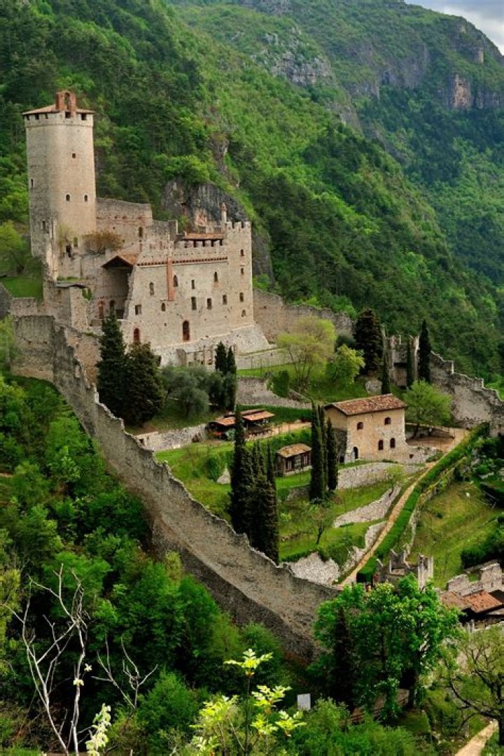 Is Italy still giving away castles 2021?