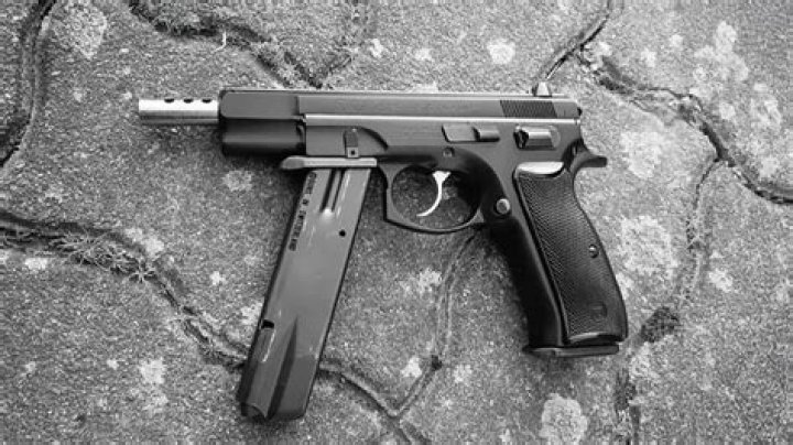 Is the CZ75 fully automatic CSGO?