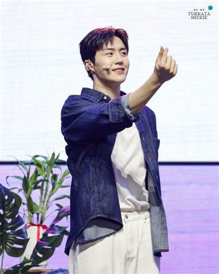 
Kim Seon-ho breaks down at Manila fan meeting after watching an emotional fan tribute dedicated to him 