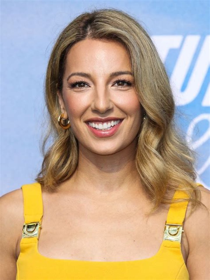  Vanessa Lengies