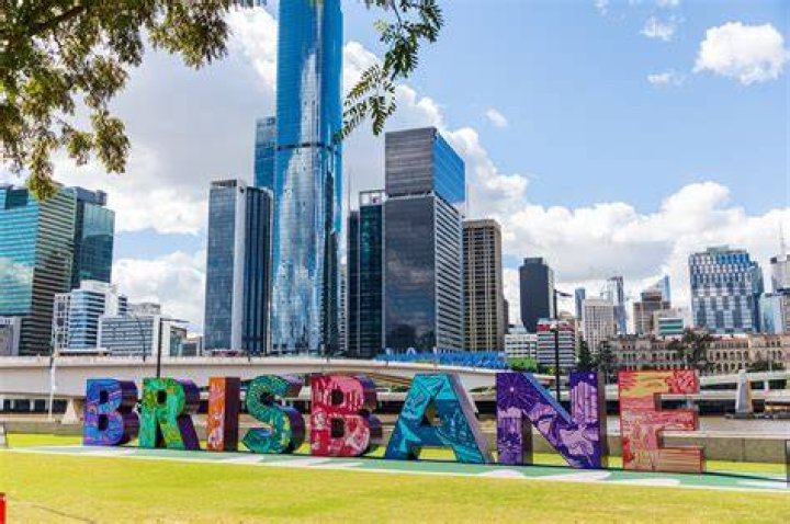 What is 6pm PST in Brisbane?