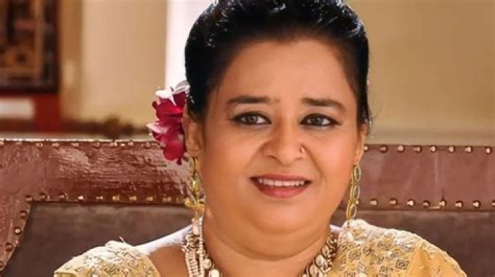 What is the real name of nikhat in Qubool hai?